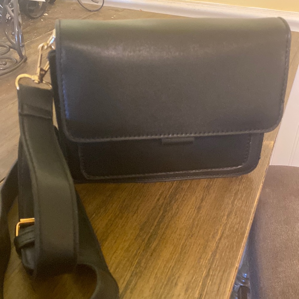 Woman black hang bag